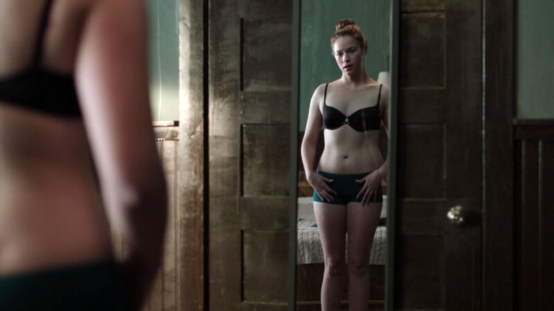 Alexis Knapp sexy – The Dorm (2014)